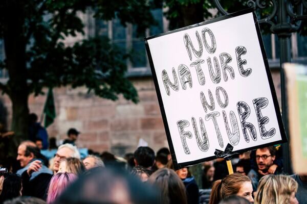 Demo zu Klimakrise mit Transparent no nature, nor future 