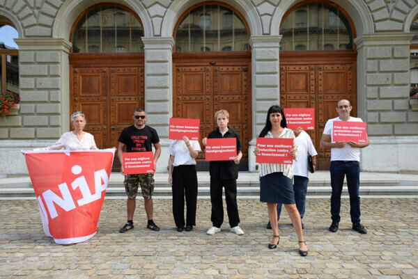 Bild zeigt protestierende Gewerkschafter:innen vor dem Bundeshaus. 