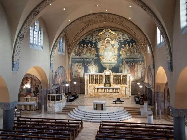 Kirche mit Altar